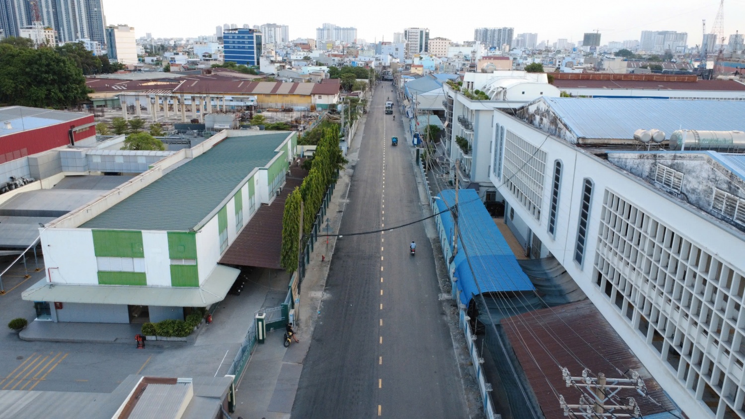 [Chùm ảnh] Đường đầy hố sâu hơn nửa mét ở TP HCM “thay áo mới”