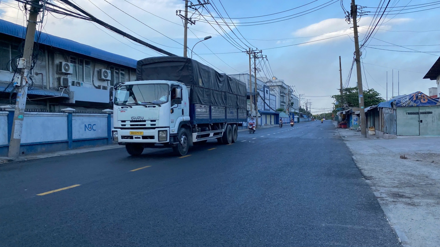 [Chùm ảnh] Đường đầy hố sâu hơn nửa mét ở TP HCM “thay áo mới”