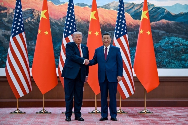 Chủ tịch Trung Quốc Tập Cận Bình (bên phải) và Tổng thống Mỹ Donald Trump bắt tay trước khi bước vào hội đàm