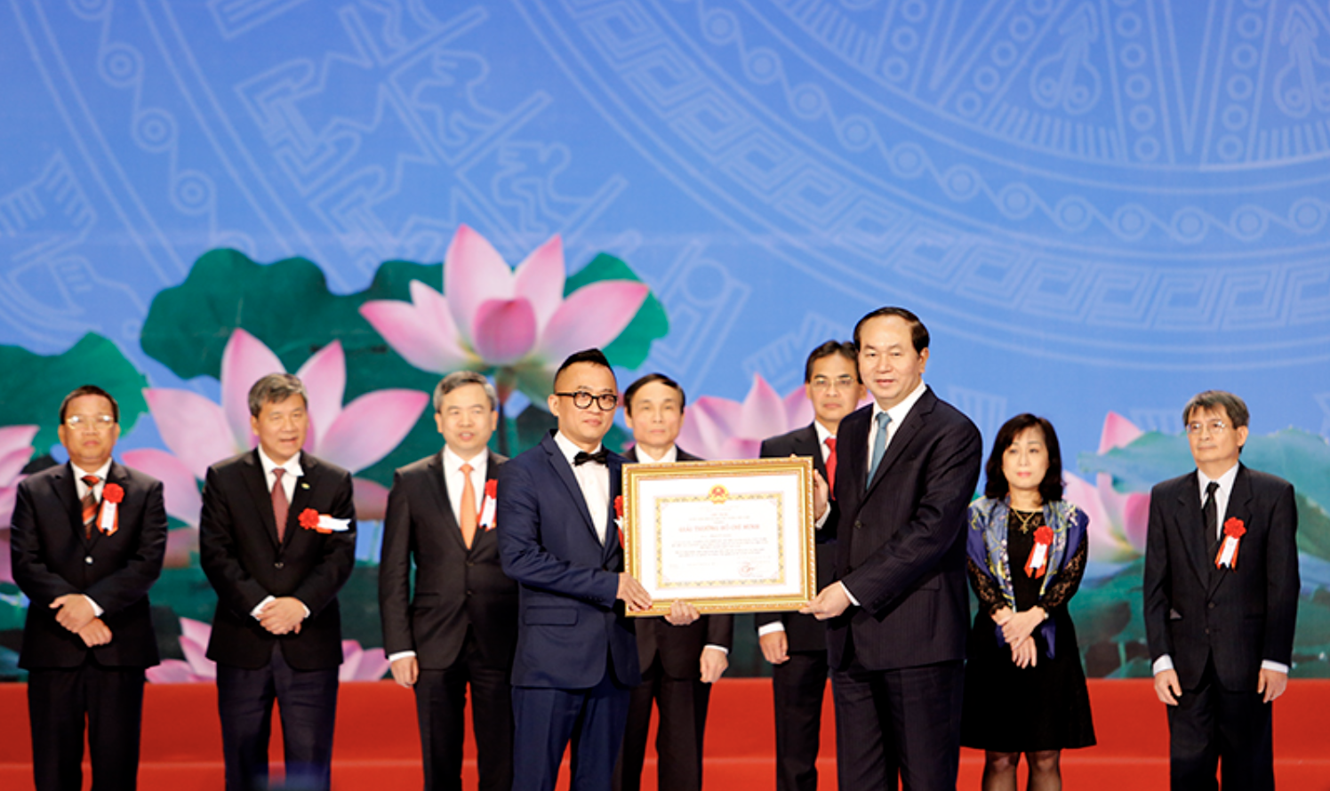 Kỹ sư Phan Tử Giang đại diện nhóm tác giả công trình “Nghiên cứu thiết kế chi tiết và ứng dụng công nghệ để chế tạo, lắp ráp và hạ thủy giàn khoan tự nâng ở độ sâu 90m nước phù hợp với điều kiện Việt Nam” nhận Giải thưởng Hồ Chí Minh về Khoa học Công nghệ năm 2017. Kỹ sư Phan Tử Giang đại diện nhóm tác giả công trình “Nghiên cứu thiết kế chi tiết và ứng dụng công nghệ để chế tạo, lắp ráp và hạ thủy giàn khoan tự nâng ở độ sâu 90m nước phù hợp với điều kiện Việt Nam” nhận Giải thưởng Hồ Chí Minh về Khoa học Công nghệ năm 2017.