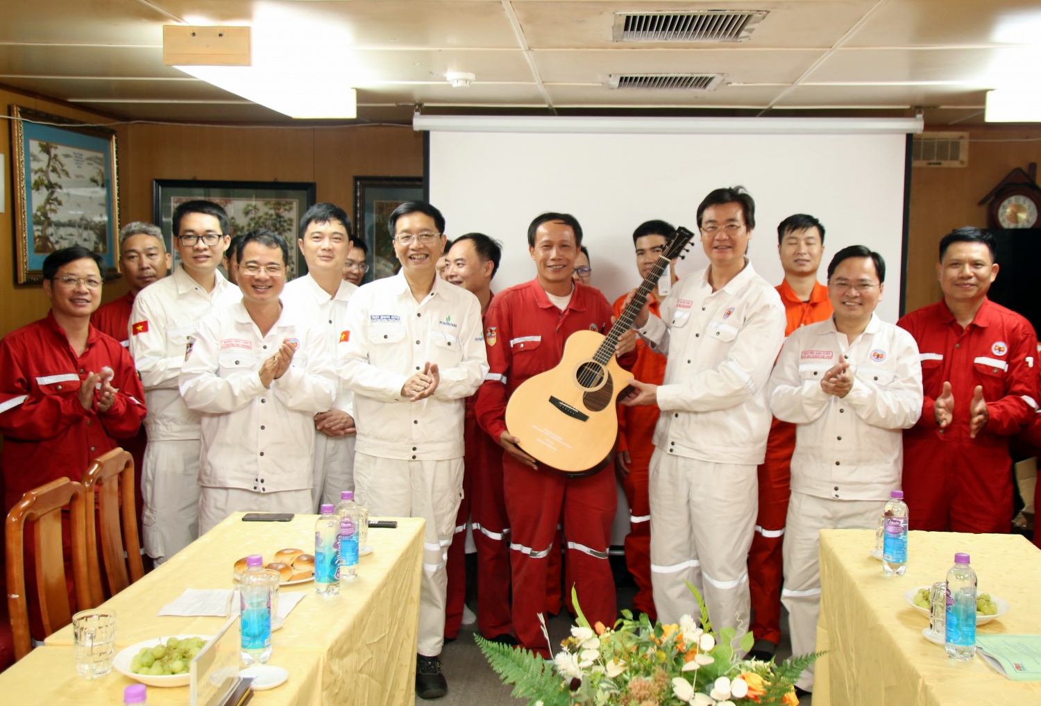 Tháng 5 trên những công trình biển: Nơi đất liền gặp biển khơi bằng sự sẻ chia
