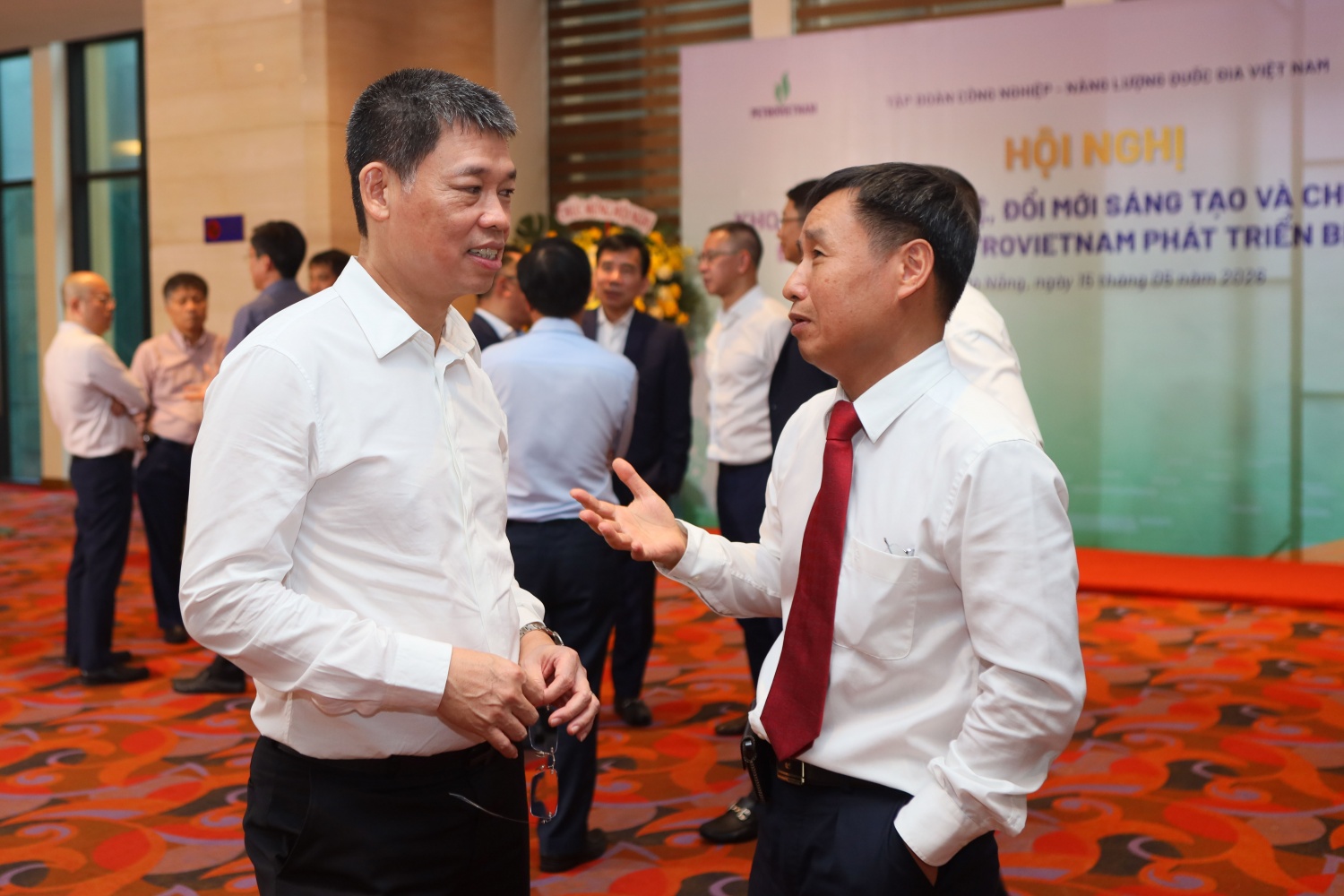 Bên lề hội nghị, các đại biểu cũng đã cùng nhau trao đổi, thảo luận, chia sẻ kinh nghiệm về nhiều vấn đề liên quan đến NCKH, ĐMST và CĐS.