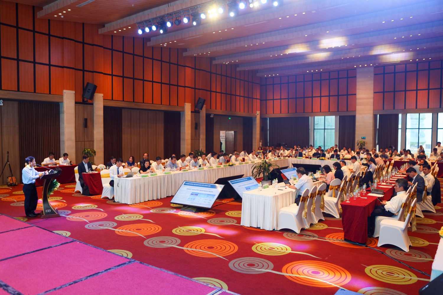 Tham dự hội nghị, có đồng chí Trần Quang Dũng – Phó Bí thư Thường trực Đảng uỷ; các Thành viên HĐTV Petrovietnam : Trần Hồng Nam, Phạm Tuấn Anh, Trần Bình Minh; Phó Tổng Giám đốc phụ trách Ban Điều hành Petrovietnam Lê Xuân Huyên; Phó Tổng Giám đốc Petrovietnam Phan Tử Giang; TS Nguyễn Quốc Thập - Chủ tịch Hội Dầu khí Việt Nam; cùng đại diện các Ban chuyên môn Tập đoàn, các nhà khoa học, chuyên gia các đơn vị thành viên trong toàn Tập đoàn và đối tác.