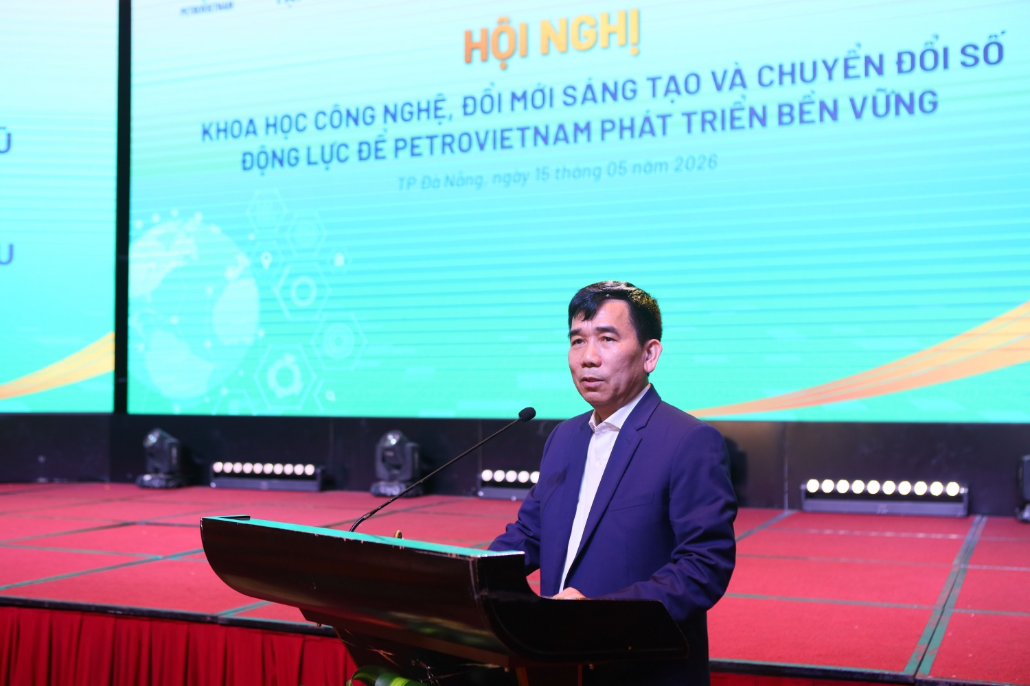 Phó Tổng Giám đốc phụ trách Ban Điều hành Petrovietnam Lê Xuân Huyên phát biểu khai mạc hội nghị. Trong đó, ông Lê Xuân Huyên đã nhìn nhận về bối cảnh và thách thức toàn cầu hiện nay, khái quát về các mục tiêu dài hạn của Tập đoàn trong các giai đoạn tới. Đặc biệt, Phó Tổng Giám đốc phụ trách Ban Điều hành Petrovietnam cũng nhấn mạnh các đơn vị, các chuyên  gia tránh lạc lối theo các xu hướng trong việc phát triển khoa học công nghệ, tập trung vào các dự án có mục đích, đem lại nhiều lợi ích thiết thực, thực tiễn. Trong tương lai, các đơn vị cần tập trung vào các công việc thực chất để tiếp tục đóng góp cho Tập đoàn, cho sự phát triển của Việt Nam. Đặc biệt, cần quan tâm chú trọng vào các lĩnh vực ưu tiên như Năng lượng sạch và tái tạo, chuyển đổi số trong sản xuất, công nghệ xanh, phát triển bền vững…