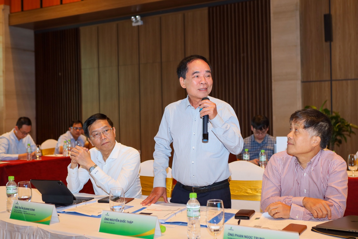 TS Nguyễn Quốc Thập - Chủ tịch Hội Dầu khí Việt Nam đóng góp các ý kiến liên quan đến NCKH, ĐMST và CĐS cho các đơn vị.