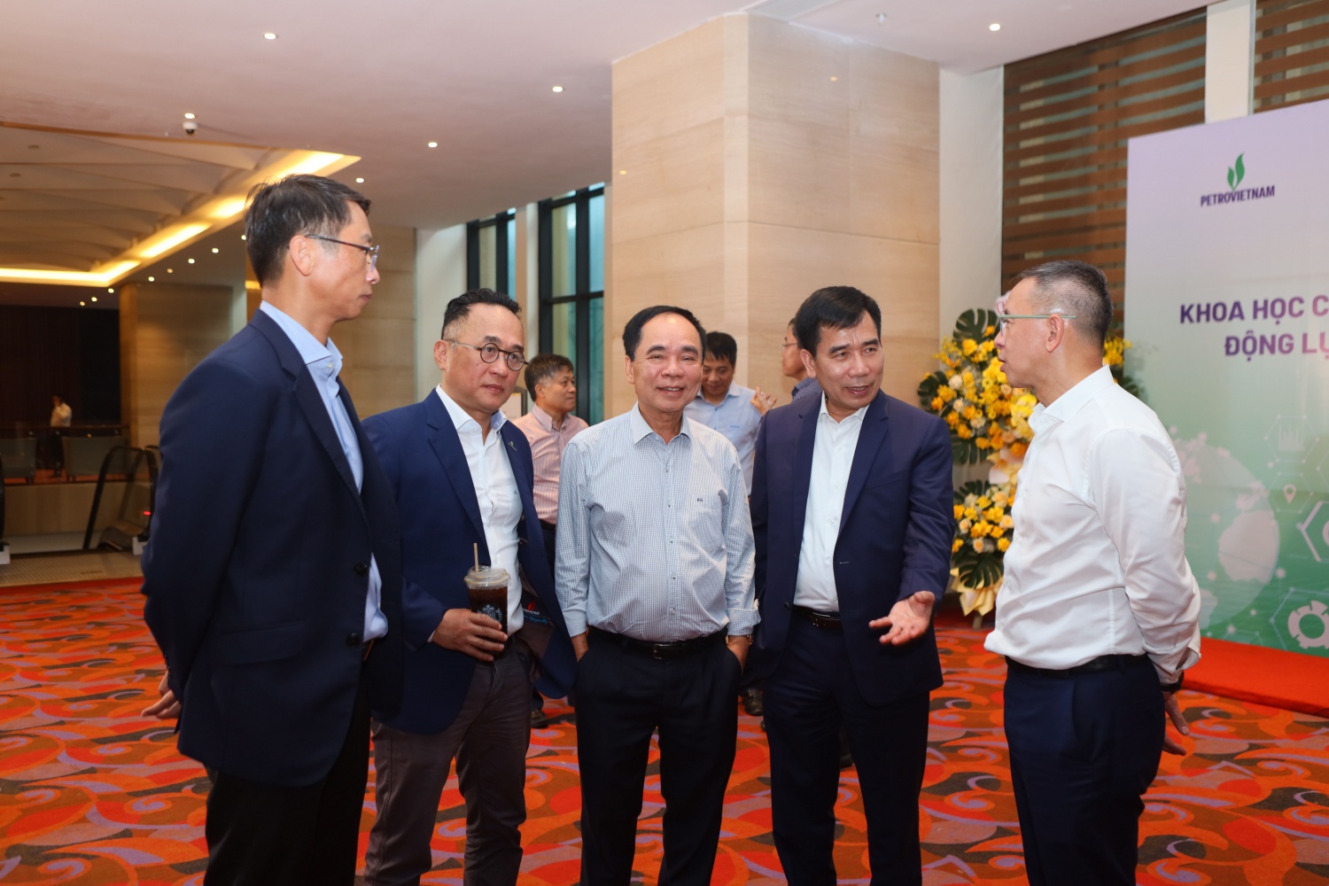 Các đại biểu chủ trì hội nghị cùng T.S Nguyễn Quốc Thập - Chủ tịch Hội Dầu khí Việt Nam trao đổi, thảo luận bên lề về lĩnh vực NCKH, ĐMST và CĐS trong toàn hệ sinh thái Petrovietnam.