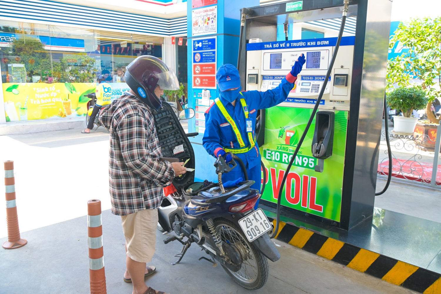 PVOIL chính thức bán xăng sinh học E10 trên toàn hệ thống cửa hàng xăng dầu