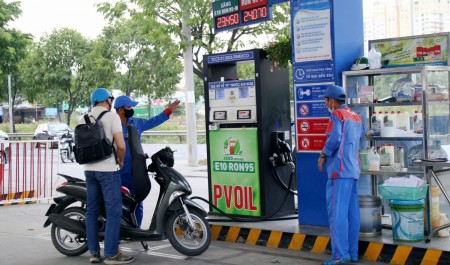 Người tiêu dùng đón nhận tích cực trong ngày đầu tiên PVOIL bán xăng E10 trên toàn hệ thống
