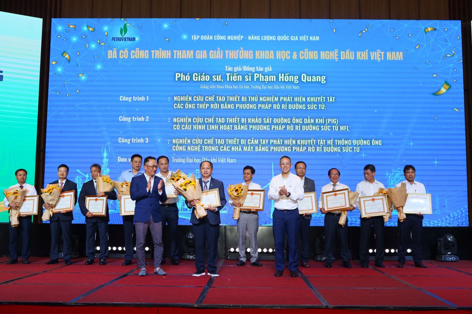 PGS.TS Phạm Hồng Quang - Trường Đại học Dầu khí Việt Nam, đại diện nhóm tác giả của 3 công trình nghiên cứu, chế tạo thiết bị khảo sát và phát hiện khuyết tật đường ống công nghệ nhận bằng khen.