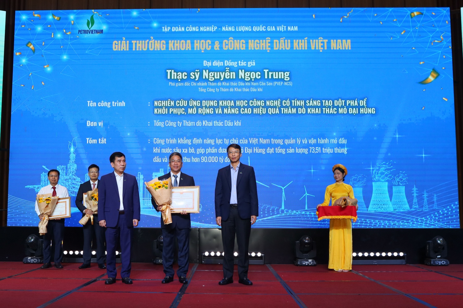 Kỹ sư Nguyễn Ngọc Trung - Phó Giám đốc Chi nhánh Thăm dò Khai thác Dầu khí Nam Côn Sơn, PVEP, đại diện đồng tác giả cụm công trình “Nghiên cứu ứng dụng khoa học công nghệ để khôi phục, mở rộng và nâng cao hiệu quả khai thác mỏ Đại Hùng” nhận bằng khen.