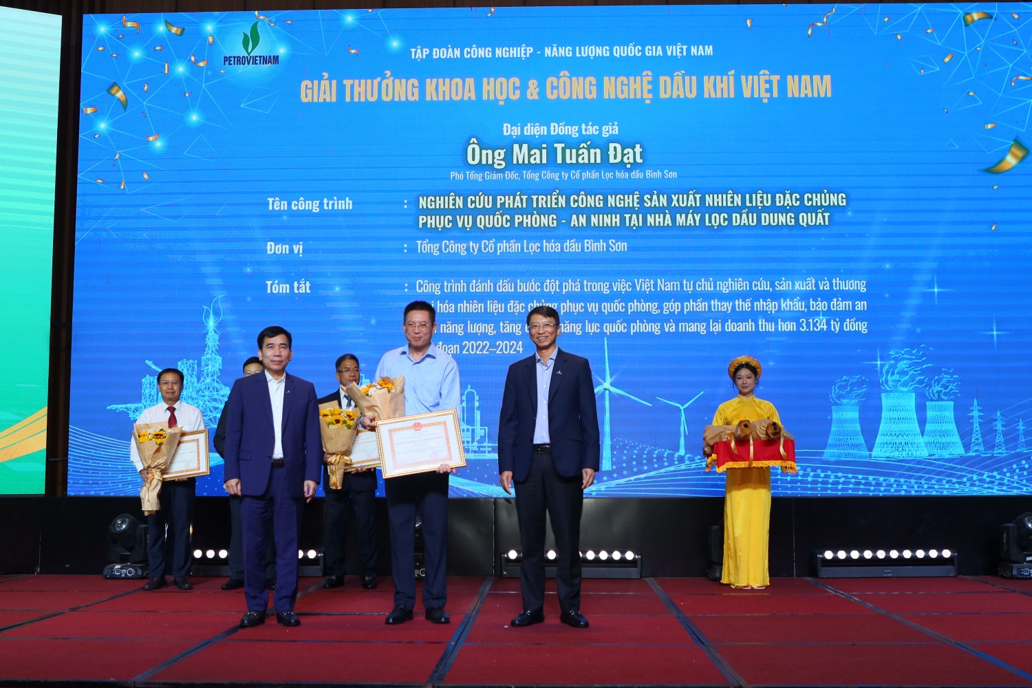 Ông Mai Tuấn Đạt - Phó Tổng Giám đốc BSR, đại diện đồng tác giả công trình “Nghiên cứu phát triển công nghệ sản xuất nhiên liệu đặc chủng phục vụ quốc phòng – an ninh tại NMLD Dung Quất” nhận bằng khen.
