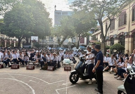Dễ lái, đổi pin nhanh, không cần bằng: VinFast Evo Lite ghi điểm tuyệt đối với học sinh Hà Nội