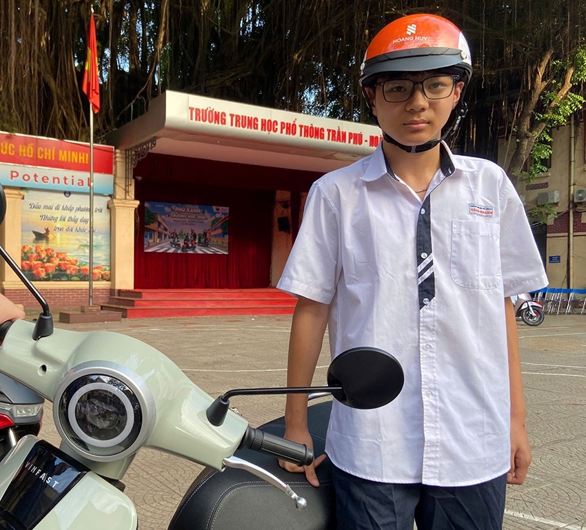 Dễ lái, đổi pin nhanh, không cần bằng: VinFast Evo Lite ghi điểm tuyệt đối với học sinh Hà Nội Dễ lái, đổi pin nhanh, không cần bằng: VinFast Evo Lite ghi điểm tuyệt đối với học sinh Hà Nội