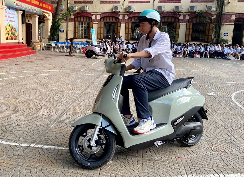 Dễ lái, đổi pin nhanh, không cần bằng: VinFast Evo Lite ghi điểm tuyệt đối với học sinh Hà Nội Dễ lái, đổi pin nhanh, không cần bằng: VinFast Evo Lite ghi điểm tuyệt đối với học sinh Hà Nội