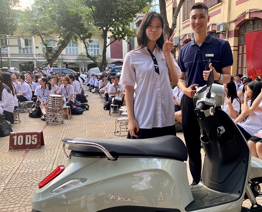 Dễ lái, đổi pin nhanh, không cần bằng: VinFast Evo Lite ghi điểm tuyệt đối với học sinh Hà Nội Dễ lái, đổi pin nhanh, không cần bằng: VinFast Evo Lite ghi điểm tuyệt đối với học sinh Hà Nội