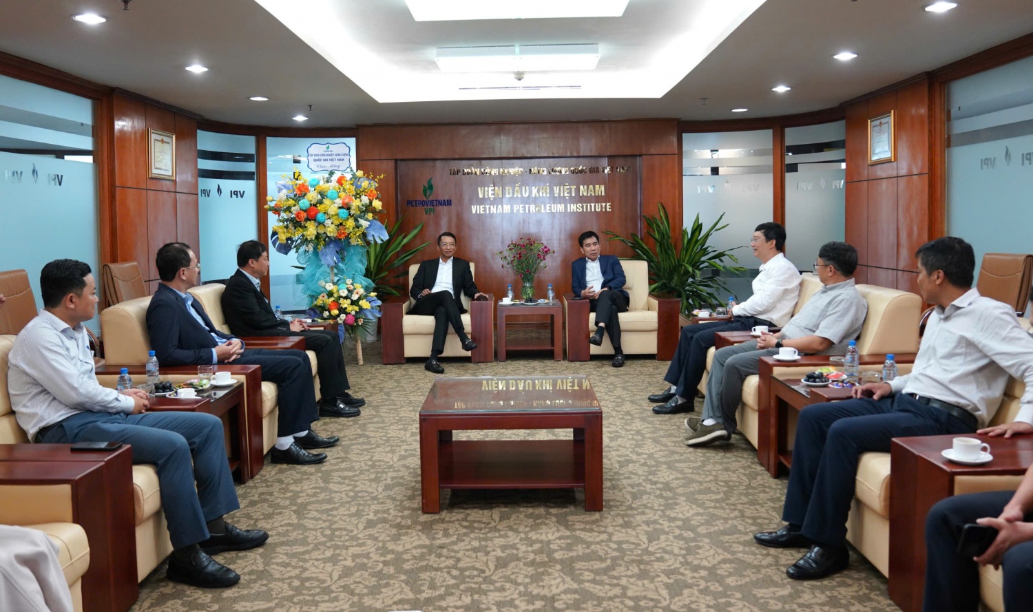 lãnh đạo Tập đoàn Công nghiệp - Năng lượng Quốc gia Việt Nam (Petrovietnam) đã đến thăm và chúc mừng tập thể chuyên gia, nhà khoa học, cán bộ nghiên cứu của Viện Dầu khí Việt Nam (VPI) nhân kỷ niệm Ngày Khoa học, Công nghệ và Đổi mới sáng tạo Việt Nam.