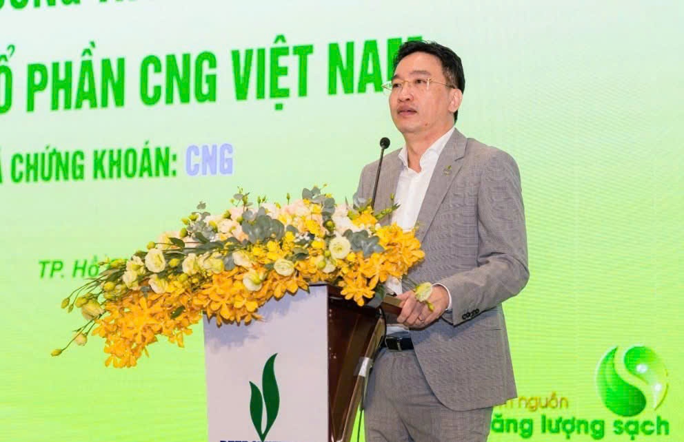 Ông Nguyễn Thanh Bình – Chủ tịch HĐQT PV GAS cho các thành viên HĐQT PV GAS CNG nhiệm kỳ 2026-2031 được kiện toàn tại Đại hội