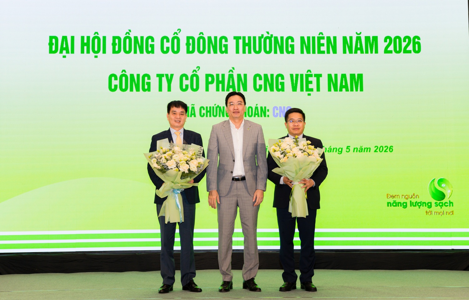 Ông Nguyễn Thanh Bình – Chủ tịch HĐQT PV GAS tặng hoa cho các thành viên HĐQT PV GAS CNG nhiệm kỳ 2026-2031 được kiện toàn tại Đại hội