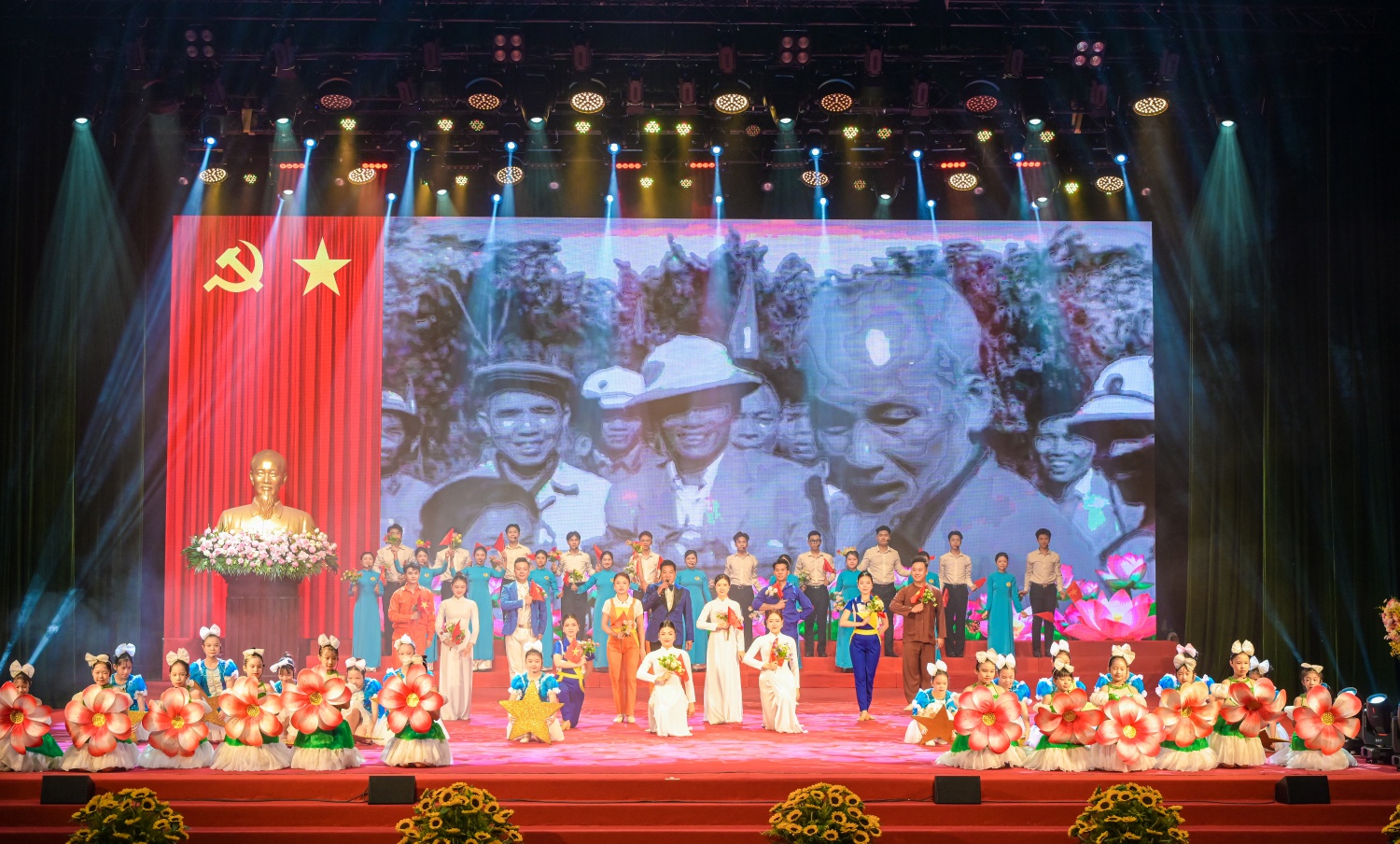 Tiết mục nghệ thuật về Chủ tịch Hồ Chí Minh được biểu diễn tại Hội nghị, lan tỏa những giá trị tư tưởng, đạo đức, phong cách của Người tới đoàn viên, người lao động cả nước.
