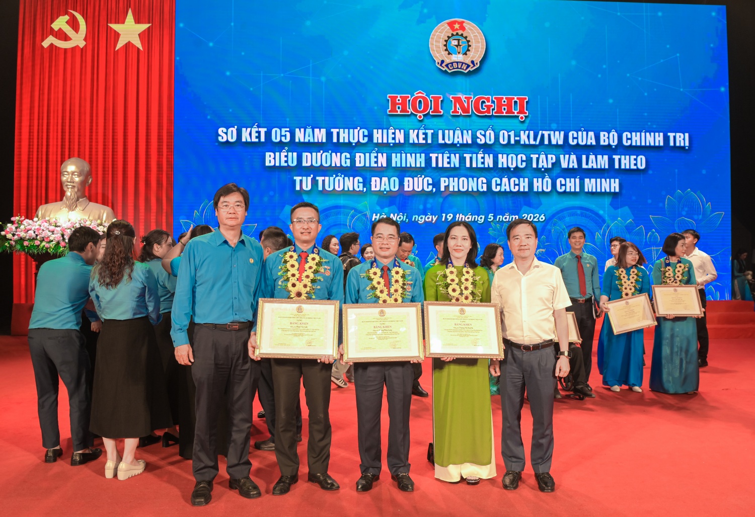 Những tấm gương tiêu biểu của Petrovietnam được tôn vinh trong học tập và làm theo Bác Những tấm gương tiêu biểu của Petrovietnam được tôn vinh trong học tập và làm theo Bác