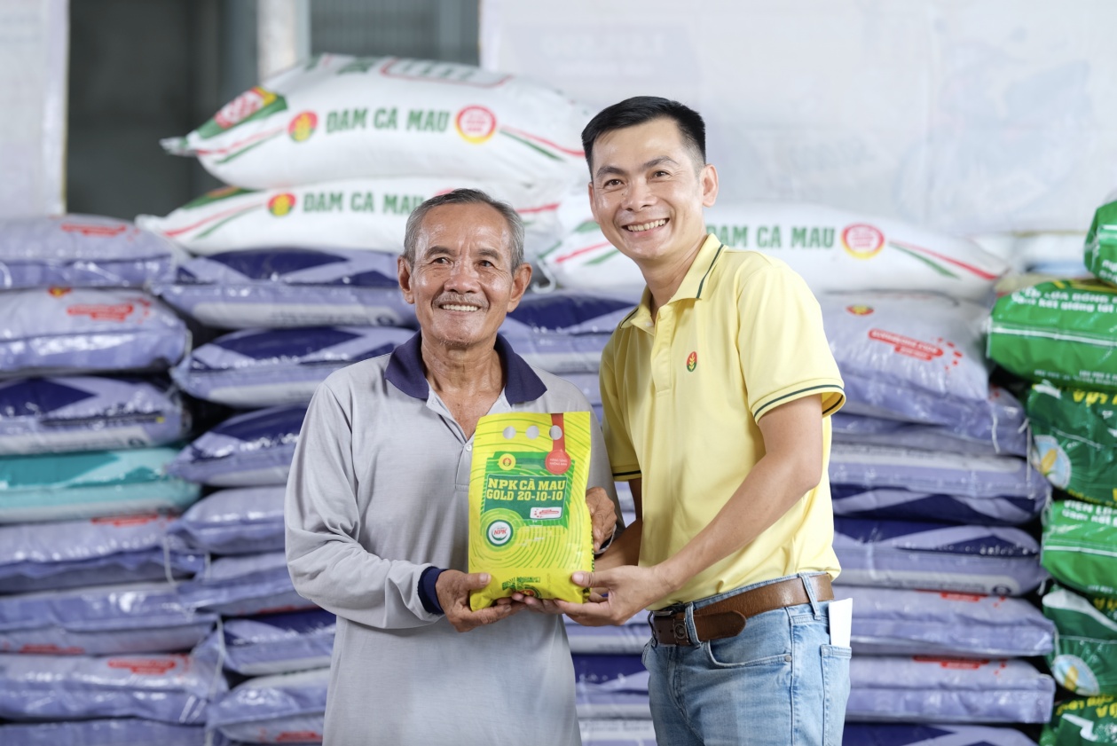 Phân bón Cà Mau tiếp sức nhà nông, vượt khó tới “mùa vàng”
