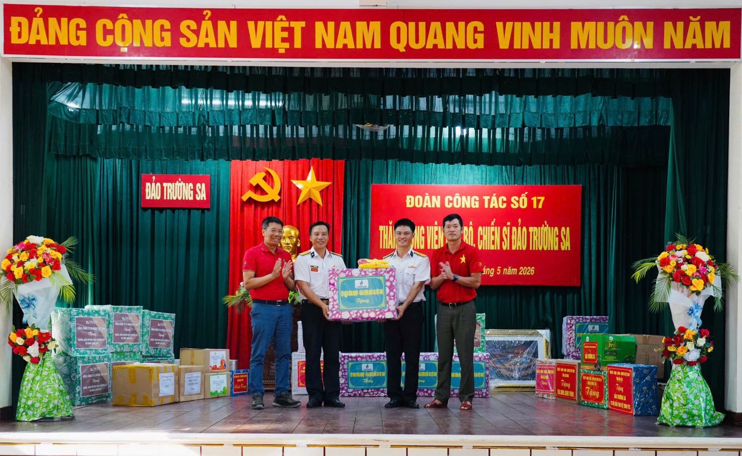 Petrovietnam thăm, động viên cán bộ chiến sĩ, người dân tại huyện đảo Trường Sa và Nhà Giàn DK I/20