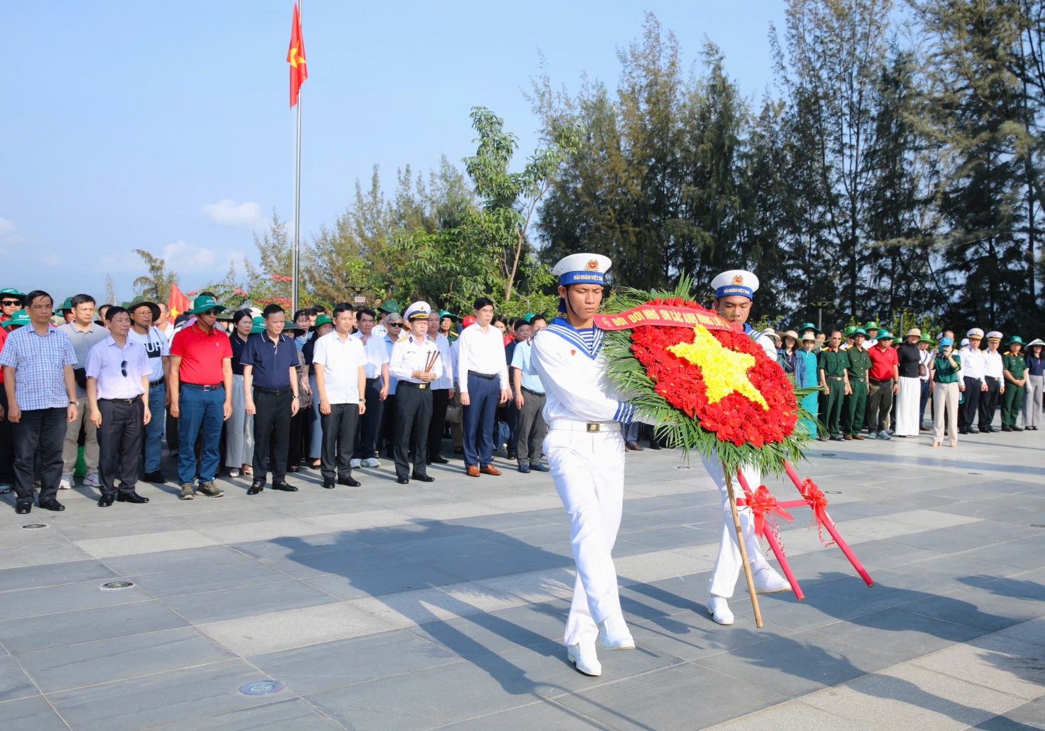 Petrovietnam thăm, động viên cán bộ chiến sĩ, người dân tại huyện đảo Trường Sa và Nhà Giàn DK I/20