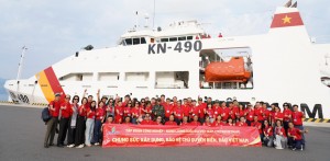 Petrovietnam thăm, động viên cán bộ chiến sĩ, người dân tại huyện đảo Trường Sa và Nhà Giàn DK-I/20