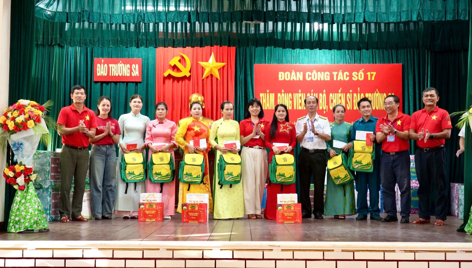 Petrovietnam thăm, động viên cán bộ chiến sĩ, người dân tại huyện đảo Trường Sa và Nhà Giàn DK I/20