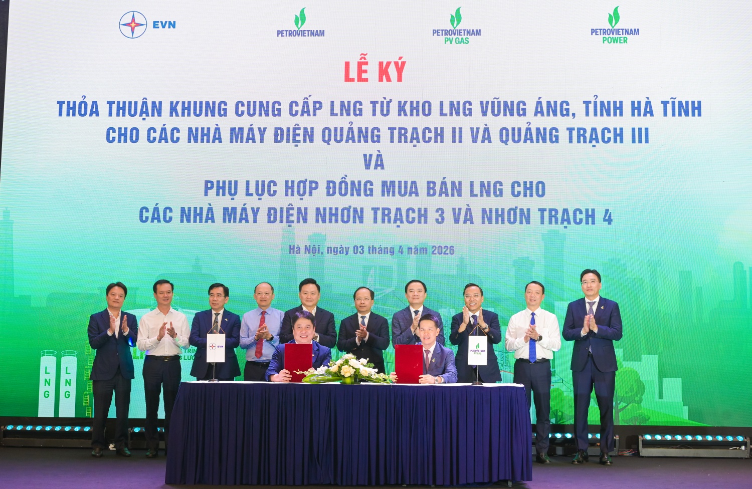 Đồng chí Phạm Văn Phong – Tổng Giám đốc PV GAS và đồng chí Nguyễn Anh Tuấn – Tổng Giám đốc EVN ký kết Thỏa thuận khung về cung cấp LNG tái hóa từ Kho LNG Vũng Áng cho các Nhà máy Nhiệt điện Quảng Trạch II và Quảng Trạch III dưới sự chứng kiến của các đồng chí lãnh đạo Trung ương, địa phương, Petrovietnam và lãnh đạo hai đơn vị Đồng chí Phạm Văn Phong – Tổng Giám đốc PV GAS và đồng chí Nguyễn Anh Tuấn – Tổng Giám đốc EVN ký kết Thỏa thuận khung về cung cấp LNG tái hóa từ Kho LNG Vũng Áng cho các Nhà máy Nhiệt điện Quảng Trạch II và Quảng Trạch III dưới sự chứng kiến của các đồng chí lãnh đạo Trung ương, địa phương, Petrovietnam và lãnh đạo hai đơn vị