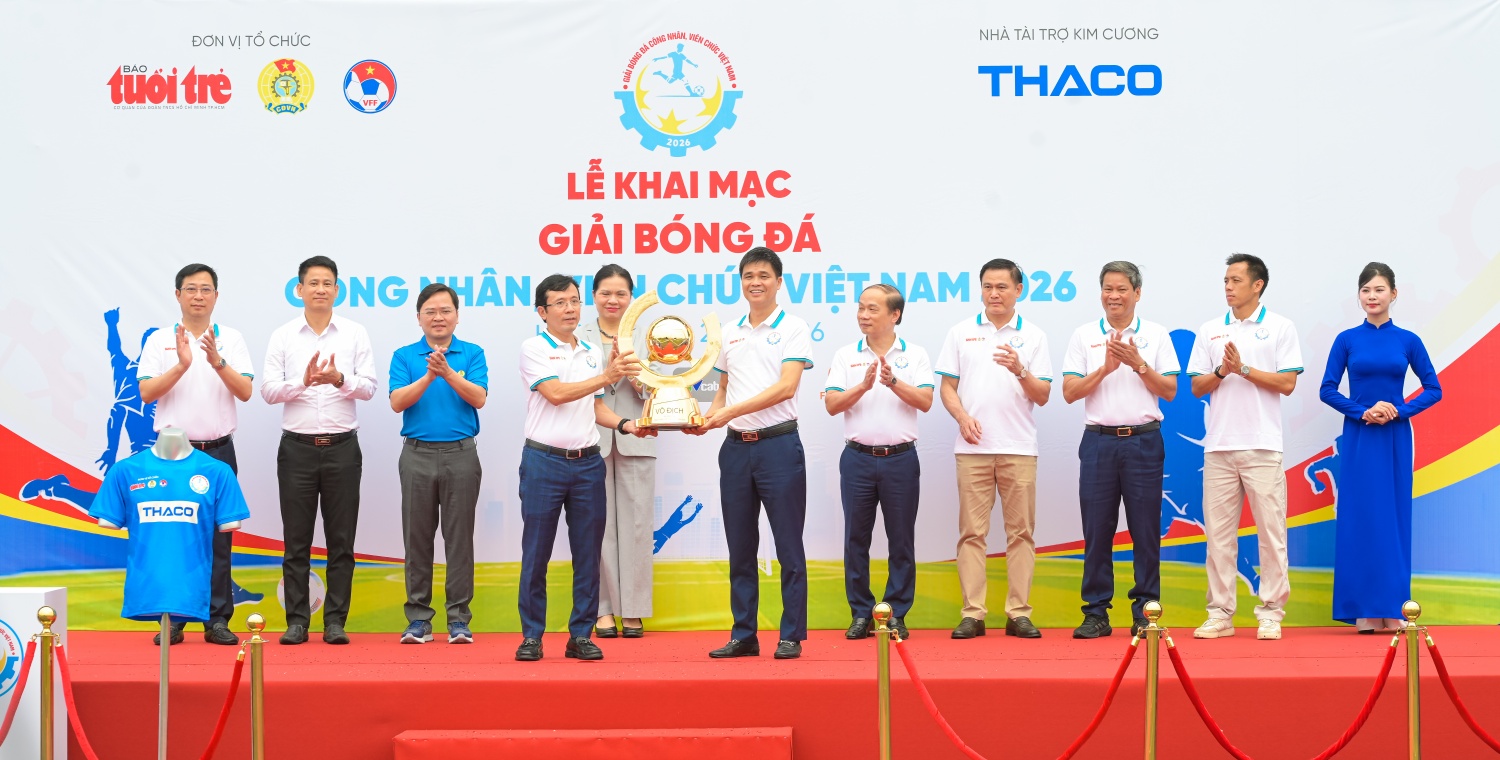 Các đại biểu tham gia nghi thức nâng cúp Giải bóng đá công nhân, viên chức Việt Nam 2026, khởi động mùa giải mới 
