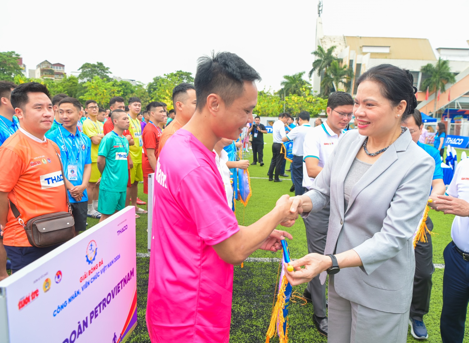 Bà Hà Thị Nga - Phó Chủ tịch, Tổng Thư ký Ủy ban Trung ương Mặt trận Tổ quốc Việt Nam, trao cờ lưu niệm cho