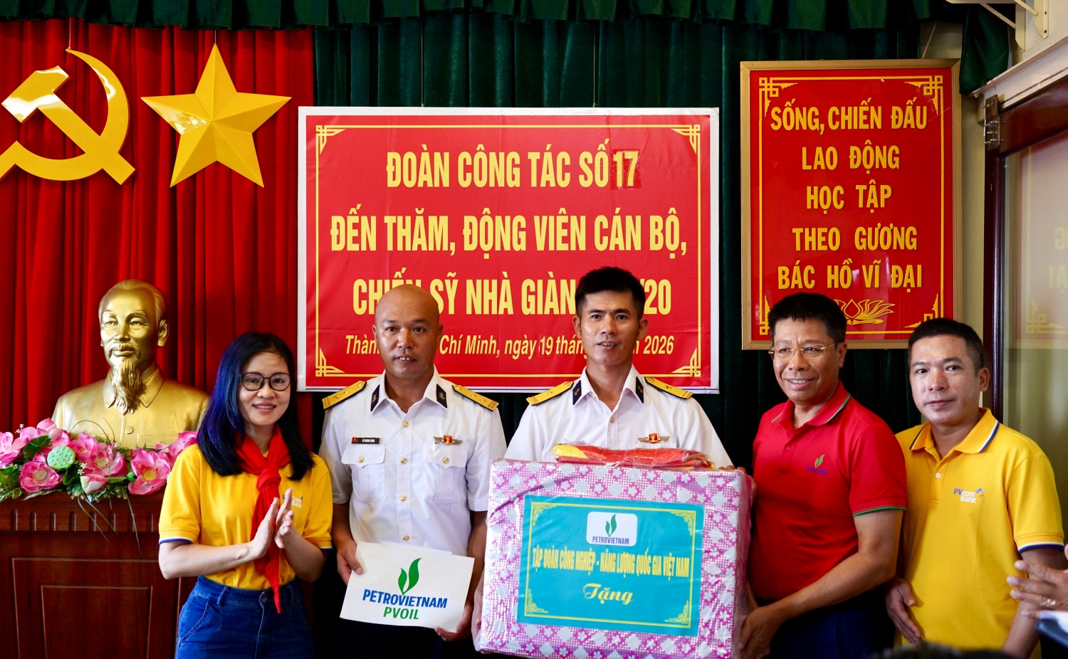 Petrovietnam thăm, động viên cán bộ chiến sĩ, người dân tại huyện đảo Trường Sa và Nhà Giàn DK I/20