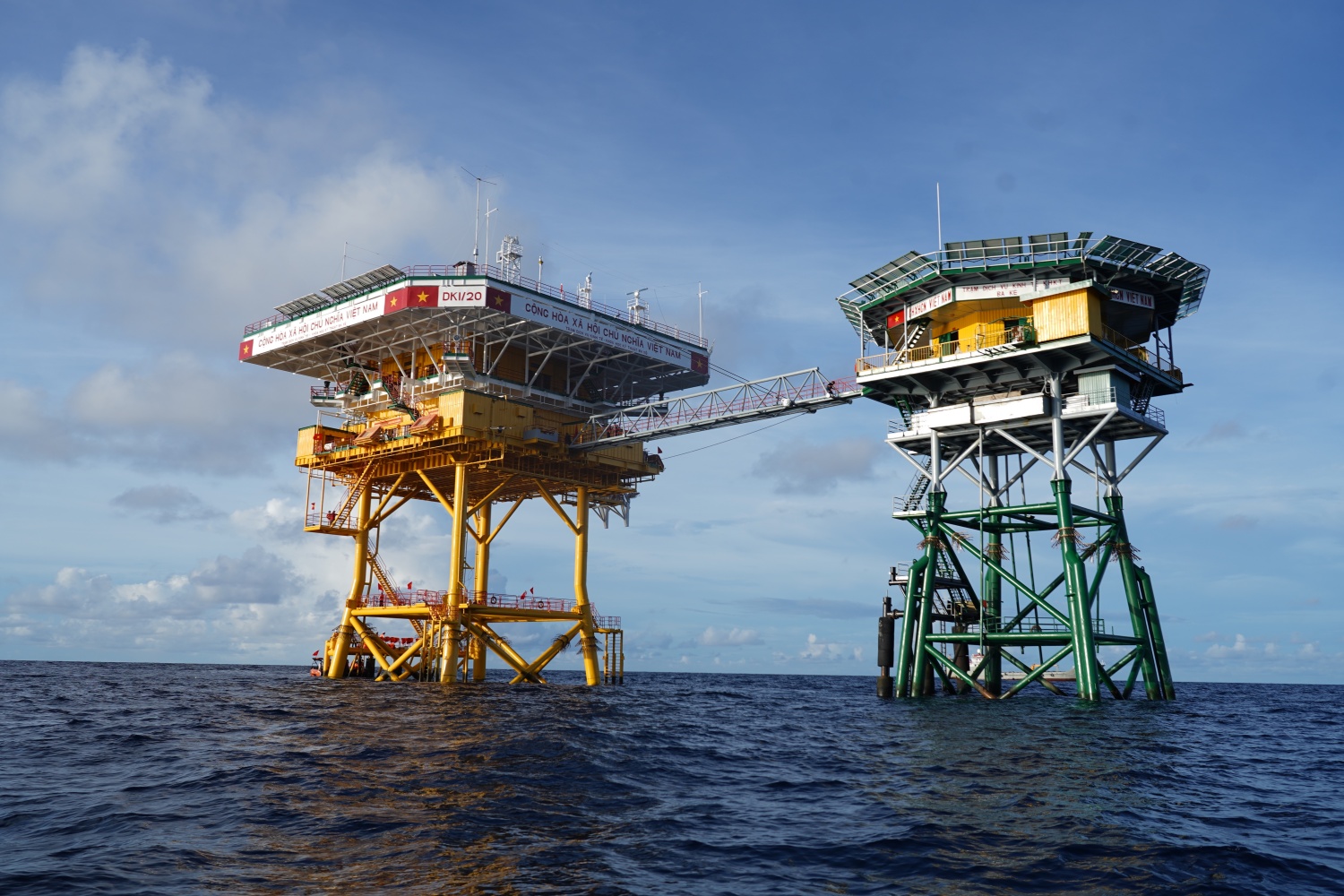 Petrovietnam thăm, động viên cán bộ chiến sĩ, người dân tại huyện đảo Trường Sa và Nhà Giàn DK I/20