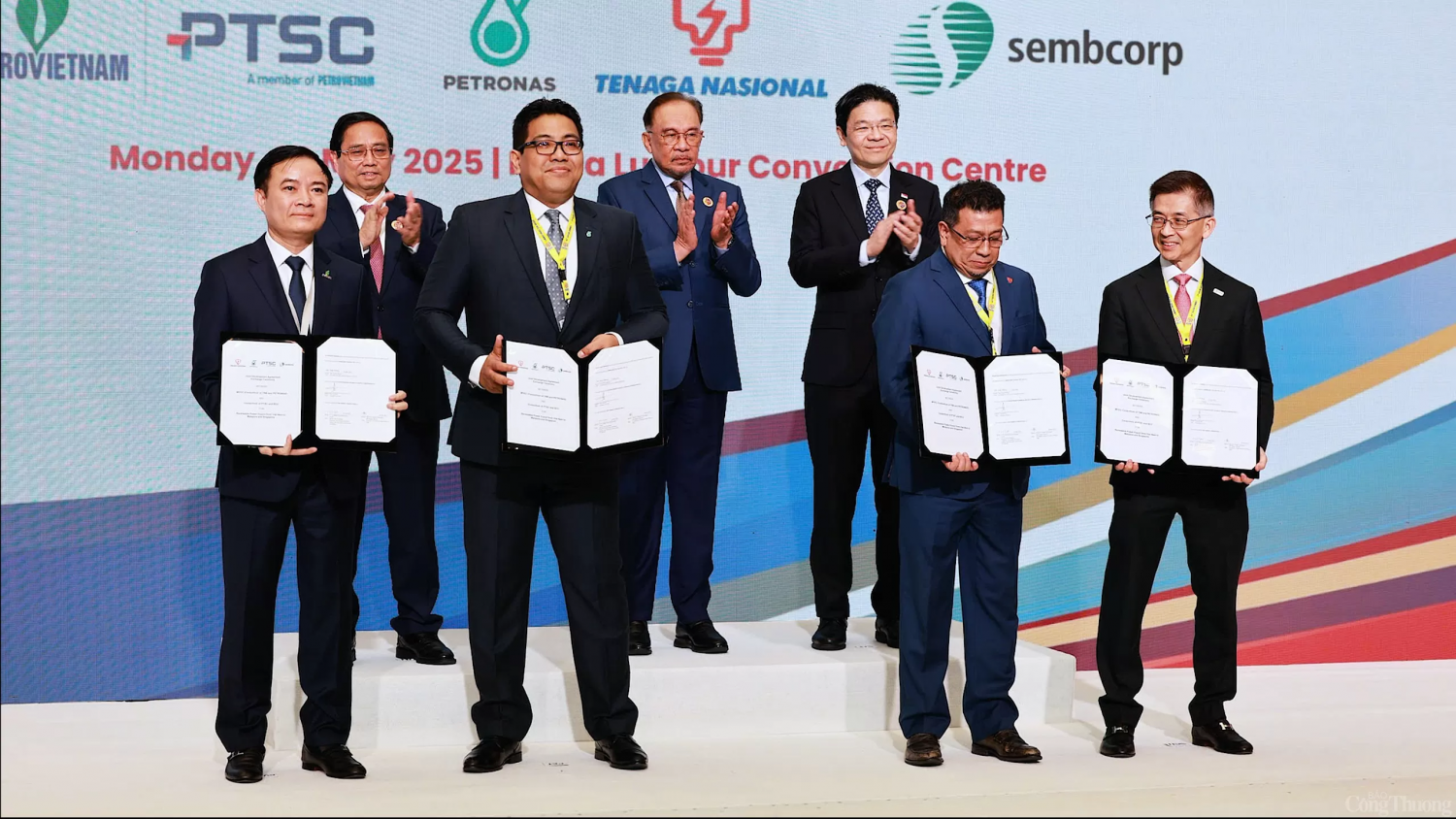 lễ trao Thỏa thuận hợp tác triển khai Dự án điện gió ngoài khơi TDA-02 giữa Petronas (Malaysia), TNB (Malaysia), Sembcorp (Singapore) và hai đối tác Việt Nam là Petrovietnam và PTSC.