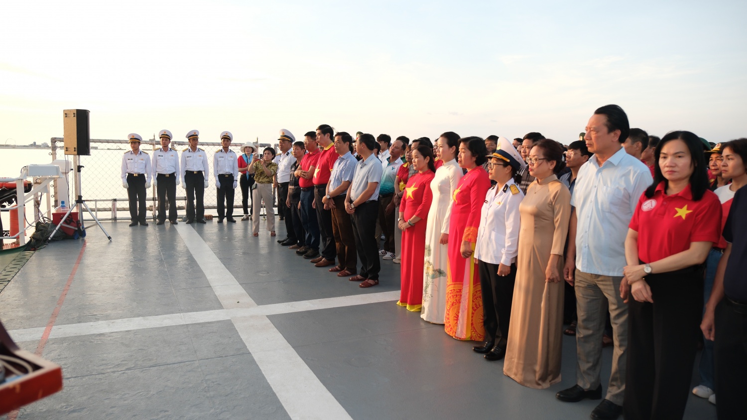 Petrovietnam thăm, động viên cán bộ chiến sĩ, người dân tại huyện đảo Trường Sa và Nhà Giàn DK-I/20