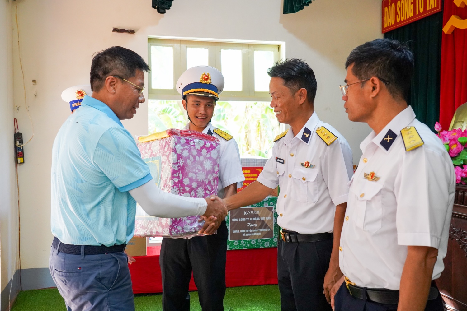 Petrovietnam thăm, động viên cán bộ chiến sĩ, người dân tại huyện đảo Trường Sa và Nhà Giàn DK I/20