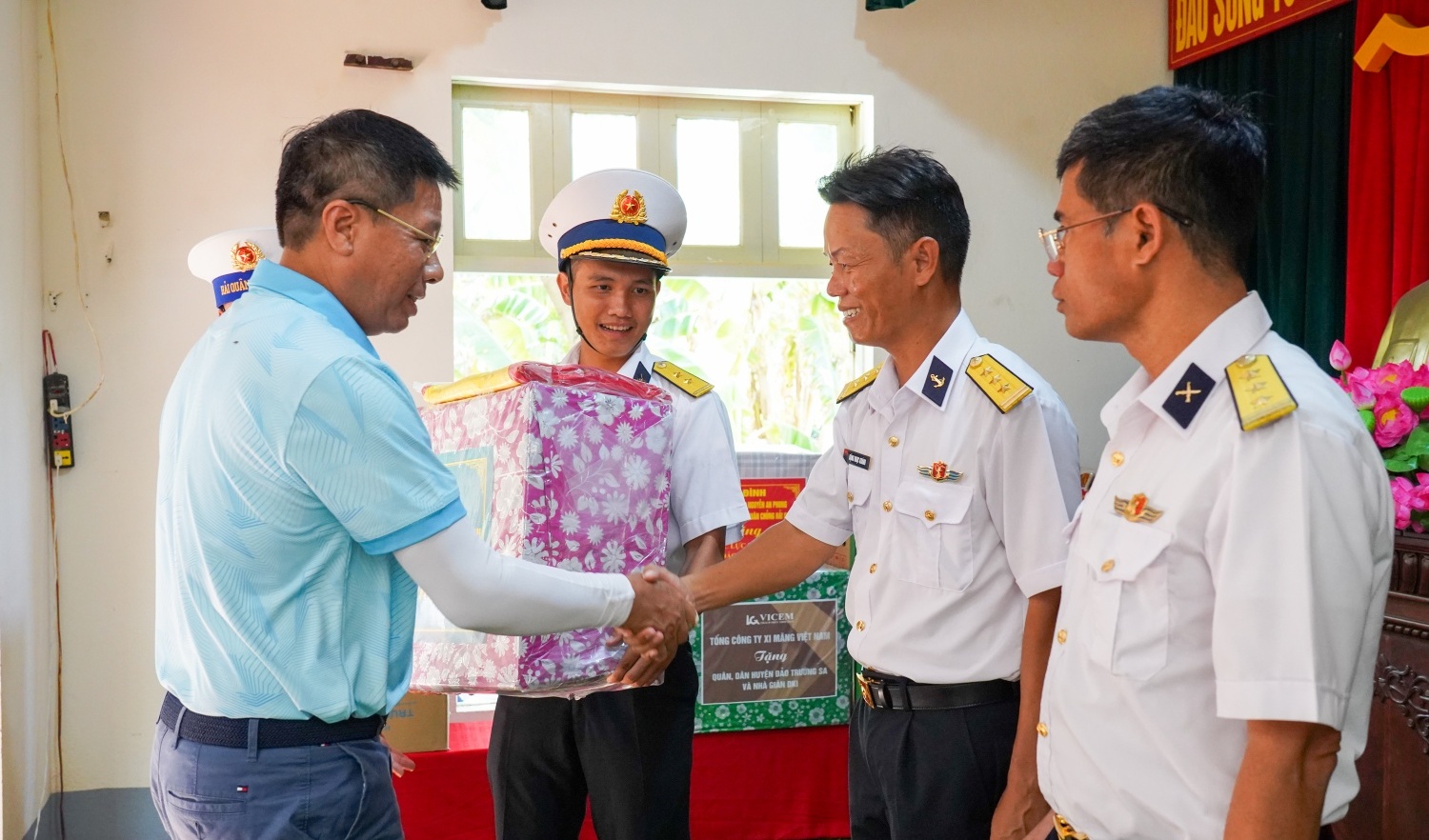 Petrovietnam thăm, động viên cán bộ chiến sĩ, người dân tại huyện đảo Trường Sa và Nhà Giàn DK-I/20