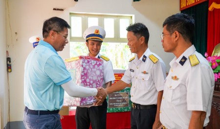 Petrovietnam thăm, động viên cán bộ chiến sĩ, người dân tại huyện đảo Trường Sa và Nhà Giàn DK-I/20