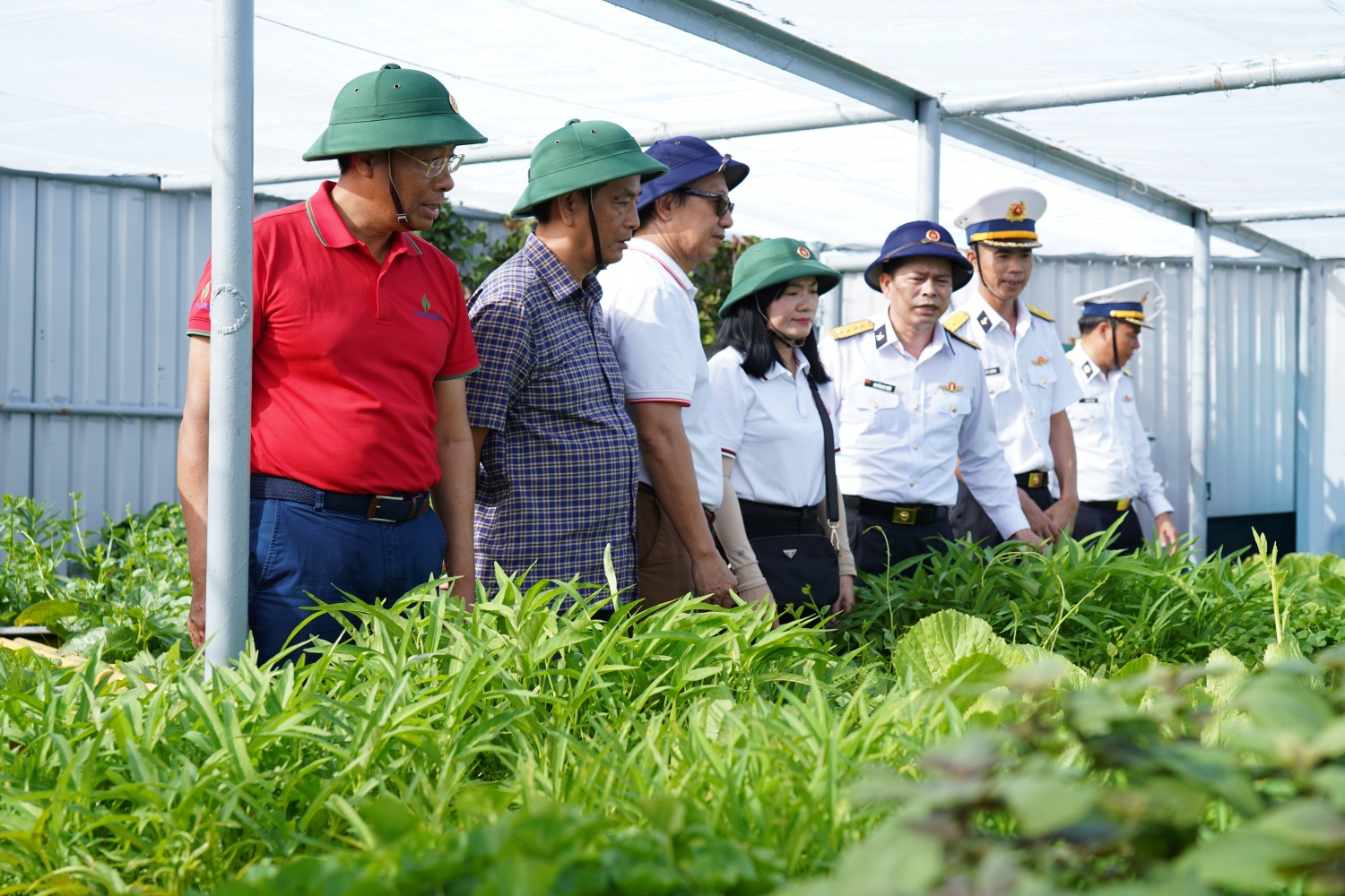 Petrovietnam thăm, động viên cán bộ chiến sĩ, người dân tại huyện đảo Trường Sa và Nhà Giàn DK I/20
