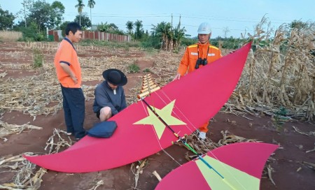 Thả diều gần lưới điện: Nguy cơ mất an toàn và bài toán ý thức cộng đồng