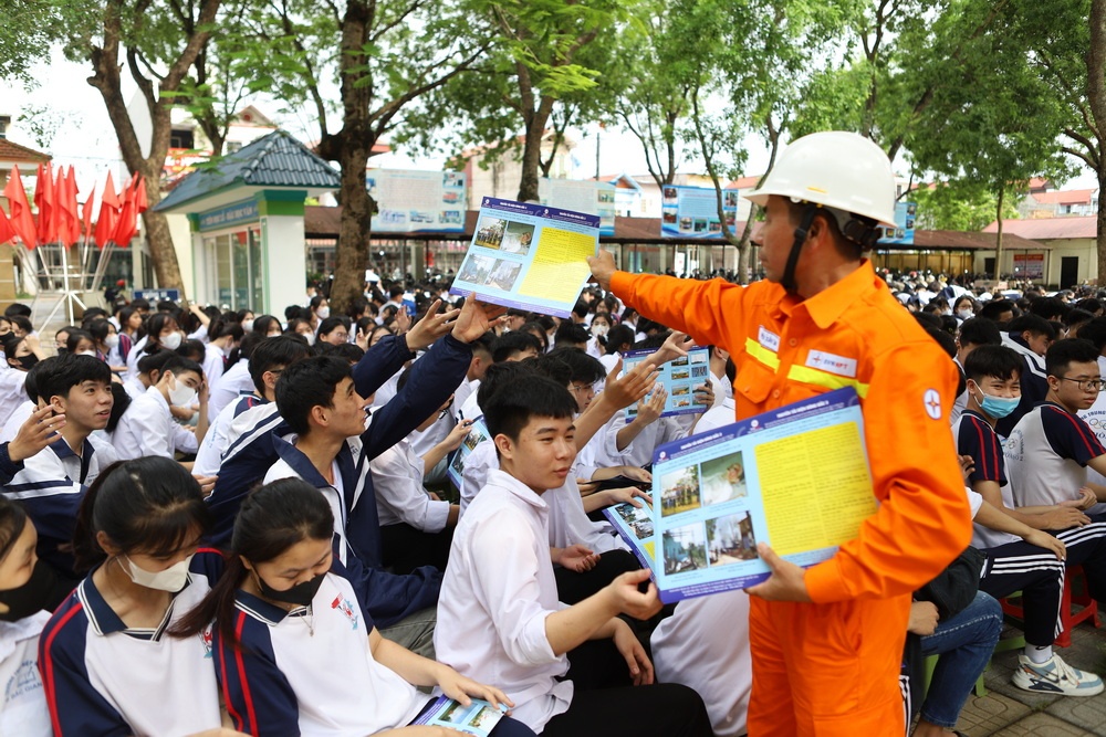 Thả diều gần lưới điện: Nguy cơ mất an toàn và bài toán ý thức cộng đồng