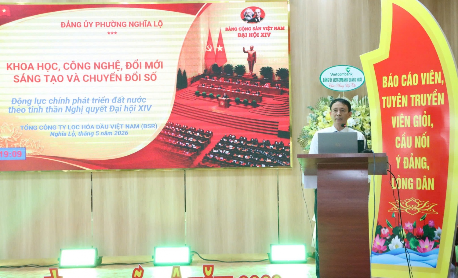 Thí sinh Nguyễn Quang Hưng – Trưởng Ban An toàn Môi trường BSR thuyết trình về vai trò của khoa học, công nghệ, đổi mới sáng tạo và chuyển đổi số tại BSR cũng như trong tiến trình phát triển đất nước