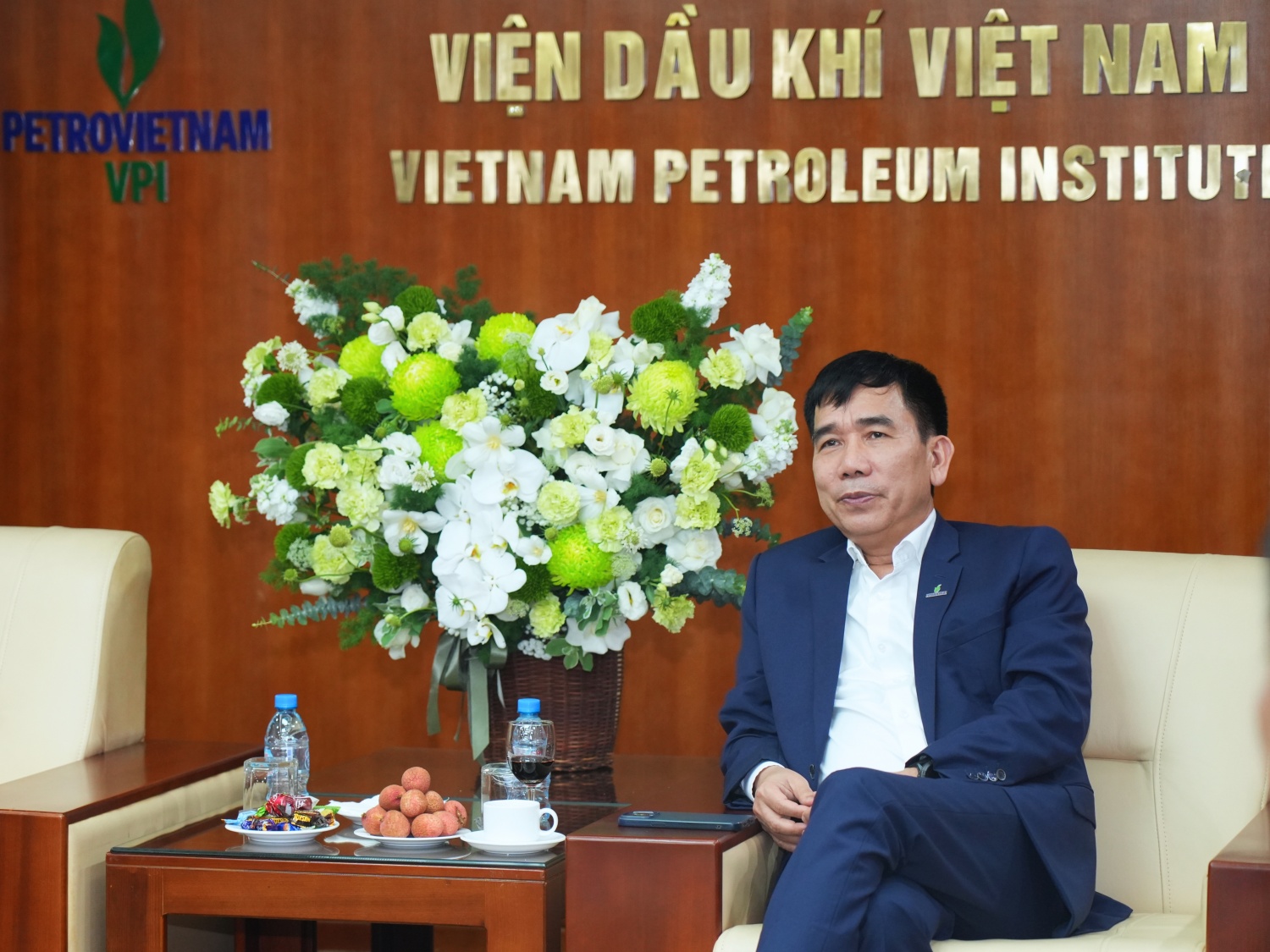 Phó Tổng Giám đốc phụ trách Ban Điều hành Petrovietnam Lê Xuân Huyên chúc mừng tập thể cán bộ, người lao động VPI nhân dịp kỷ niệm 48 năm thành lập Viện. Phó Tổng Giám đốc phụ trách Ban Điều hành Petrovietnam Lê Xuân Huyên chúc mừng tập thể cán bộ, người lao động VPI nhân dịp kỷ niệm 48 năm thành lập Viện.