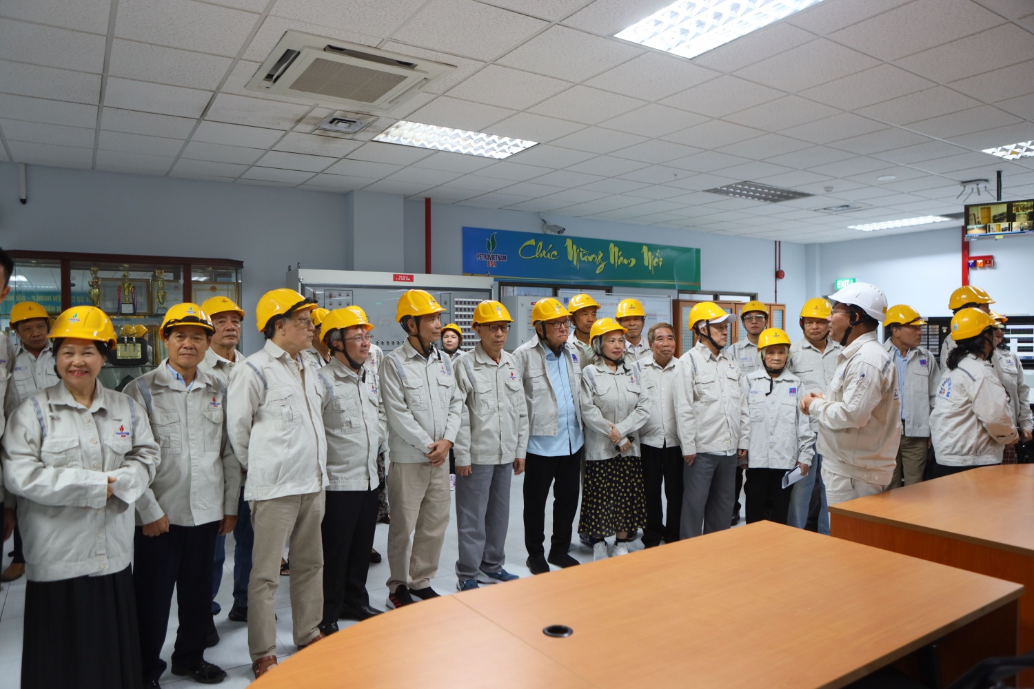 Các đồng chí nguyên lãnh đạo BSR và các cán bộ hưu trí thăm và quan sát tình hình hoạt động của NMLD Dung Quất. Các đồng chí nguyên lãnh đạo BSR và các cán bộ hưu trí thăm và quan sát tình hình hoạt động của NMLD Dung Quất.