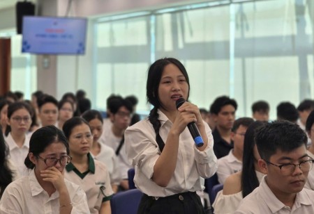 Nữ sinh Điện Biên bật khóc khi nhận cuộc gọi từ Quỹ học bổng Thắp Sáng Niềm Tin