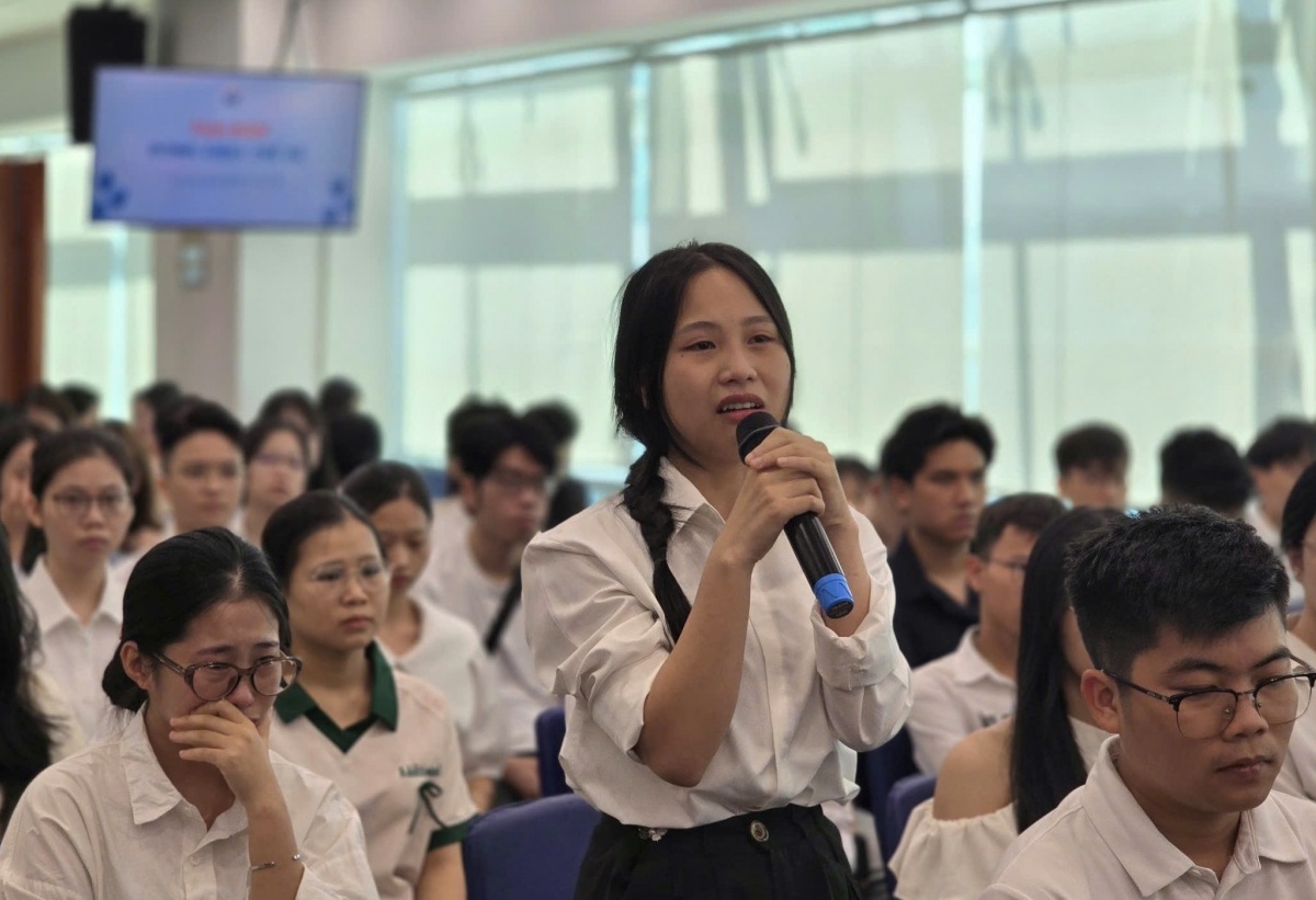 Nữ sinh Điện Biên bật khóc khi nhận cuộc gọi từ Quỹ học bổng Thắp Sáng Niềm Tin
