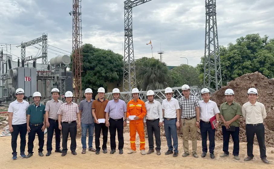 Đóng điện máy biến áp AT7 Trạm biến áp 220kV Hà Đông Đóng điện máy biến áp AT7 Trạm biến áp 220kV Hà Đông