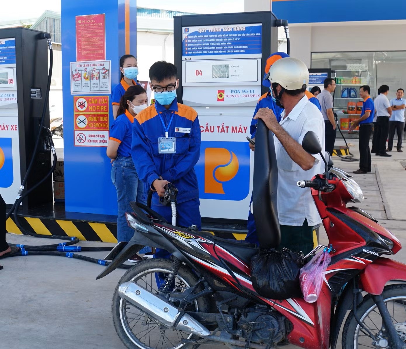Đề xuất mới về giờ làm việc của lao động ngành xăng dầu Đề xuất mới về giờ làm việc của lao động ngành xăng dầu