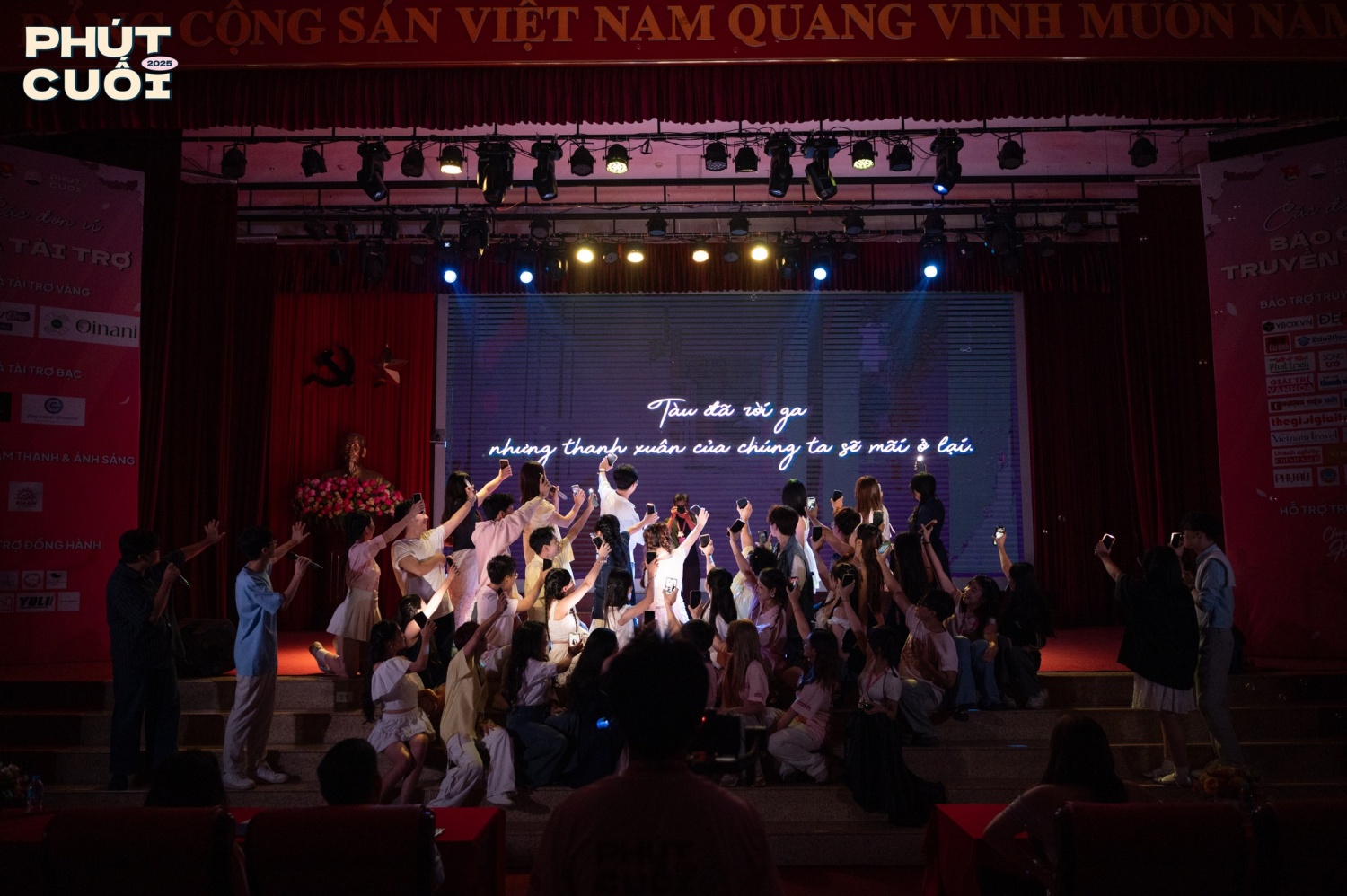 Chuỗi hoạt động đồng hành của Phút Cuối 2025 đã trở thành không gian để sinh viên khóa 41 cùng lưu giữ ký ức thanh xuân và đếm ngược tới ngày chia tay giảng đường.